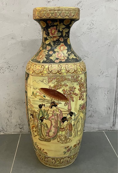 Antique vase
with geishas under an umbrella