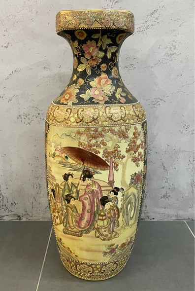 Антикварная ваза
с гейшами под зонтиком