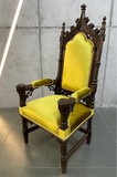 Антикварное кресло
в готическом стиле