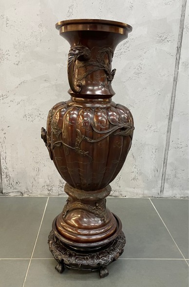 Старинная ваза на постаменте