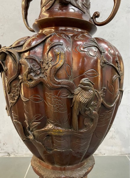 Старинная ваза на постаменте