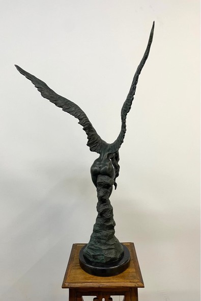 Антикварная скульптура 
«Девушка с крыльями» («Алкиона»)