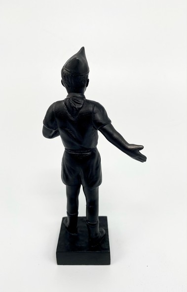 Скульптура «Пионер с газетой»