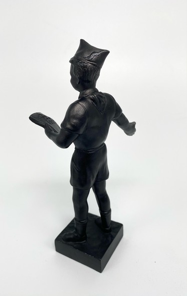 Скульптура «Пионер с газетой»