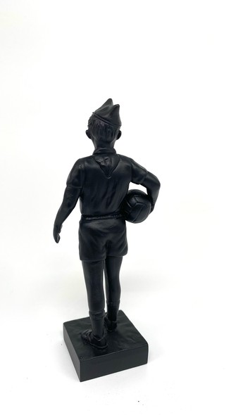 Sculpture "Pioneer with a ball"