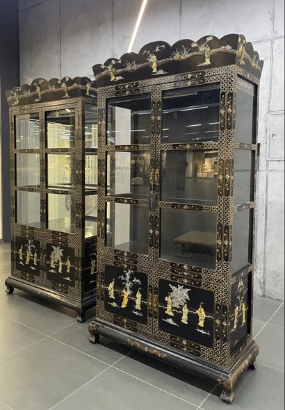 Antique chinoiserie display cabinet