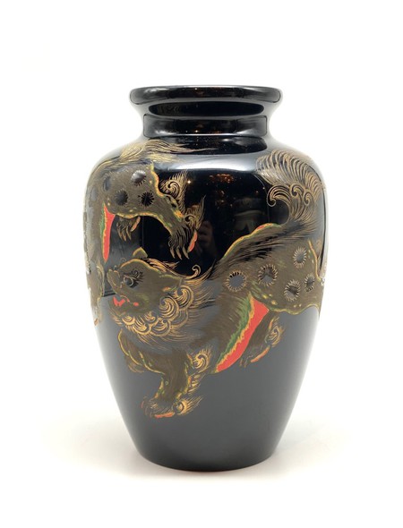 Antique vase,
varnish, Japan