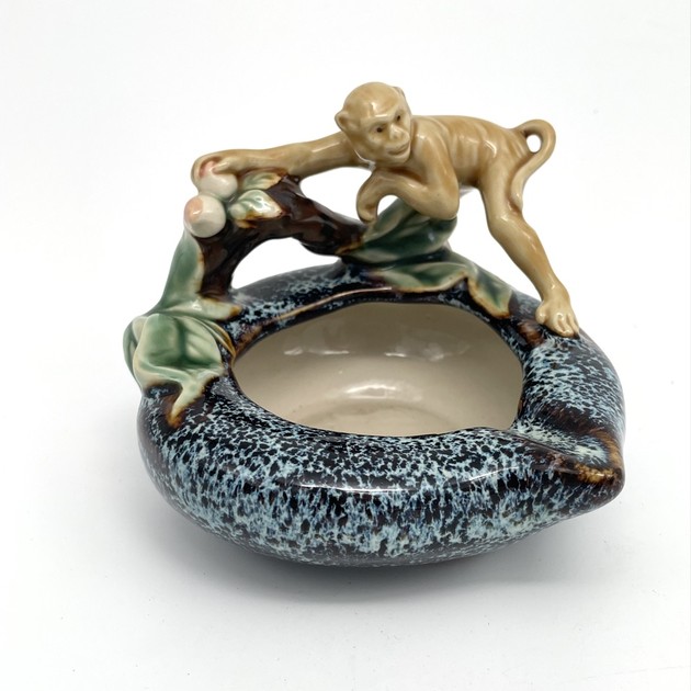 Vintage ashtray　瑪瑙 Vintage ashtray with a monkey