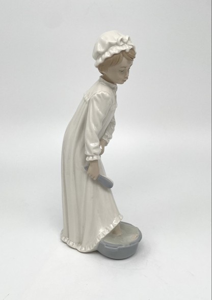 Antique statuette "Girl washing her feet"