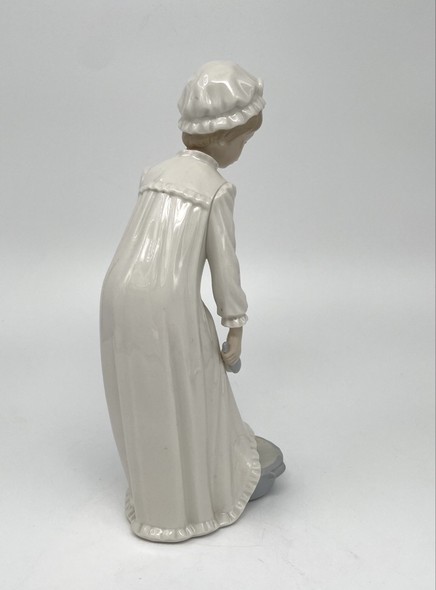 Antique statuette "Girl washing her feet"