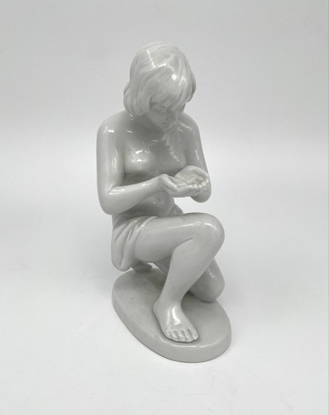 Antique statuette "Nude with water in her palms"