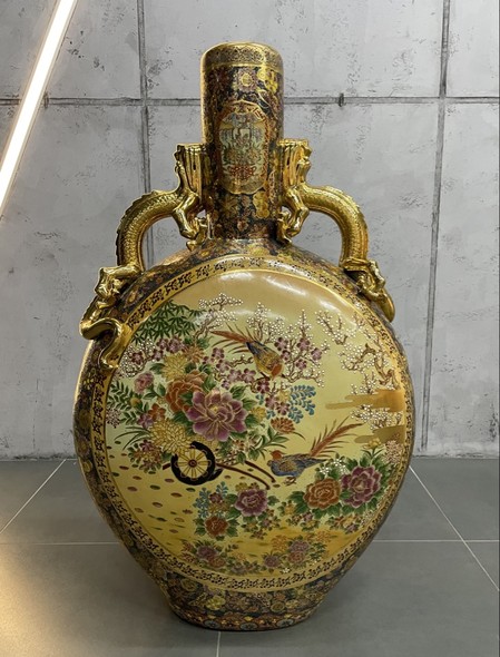 Antique Vase
Chinoiserie