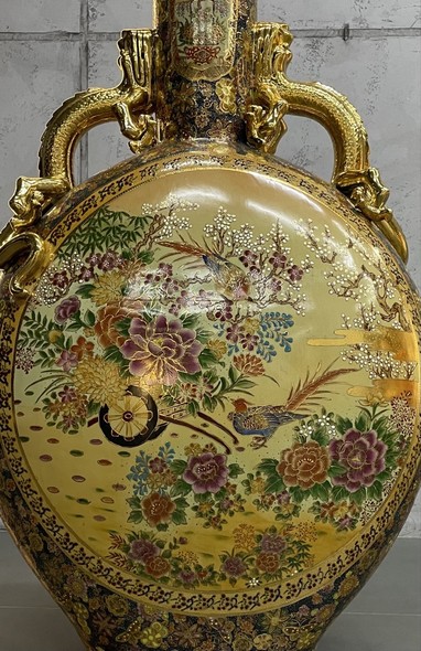 Antique Vase
Chinoiserie