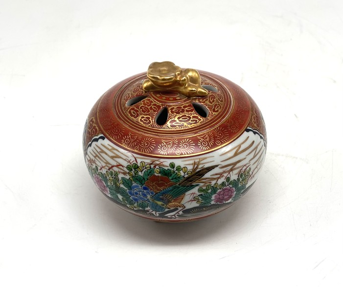 Antique Fragrance Box 
Kutani