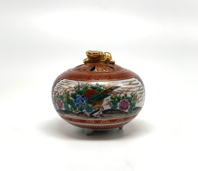 Antique Fragrance Box 
Kutani