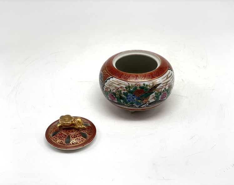 Antique Fragrance Box 
Kutani