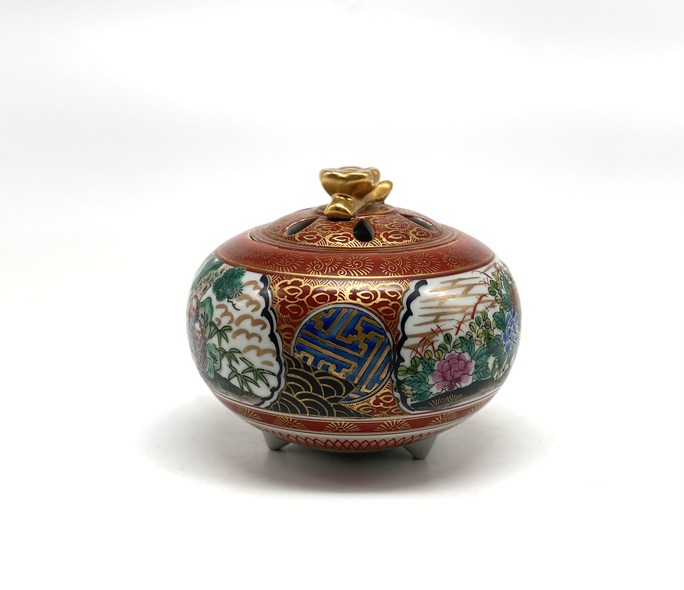 Antique Fragrance Box 
Kutani