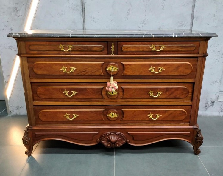 Antique chest of drawers