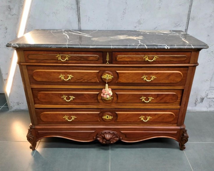 Antique chest of drawers