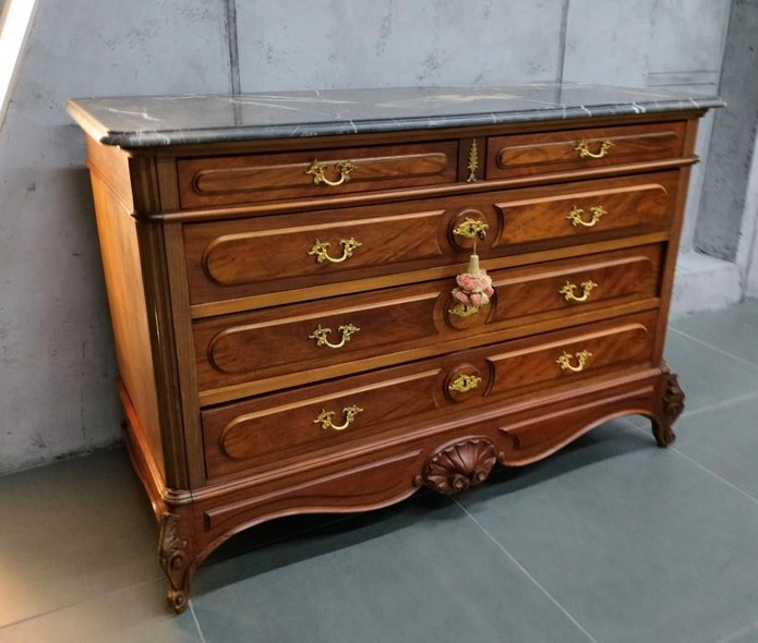 Antique chest of drawers