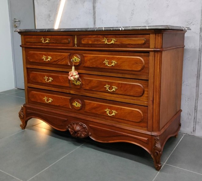 Antique chest of drawers