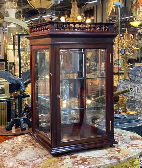 Антикварная витрина
в викторианском стиле