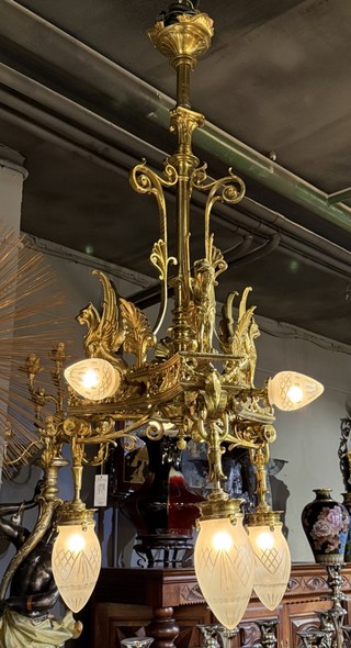 Антикварная люстра «Львы-горгульи»