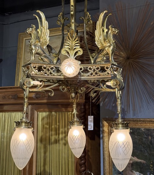 Антикварная люстра «Львы-горгульи»