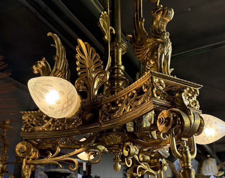 Антикварная люстра «Львы-горгульи»