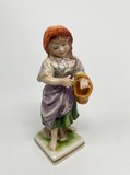 Антикварная статуэтка «Девочка с корзиной»