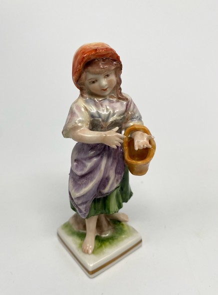 Антикварная статуэтка «Девочка с корзиной»
