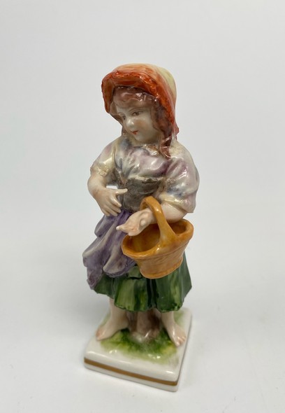 Антикварная статуэтка «Девочка с корзиной»
