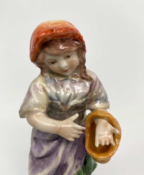 Антикварная статуэтка «Девочка с корзиной»