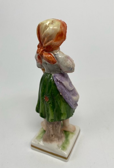 Антикварная статуэтка «Девочка с корзиной»