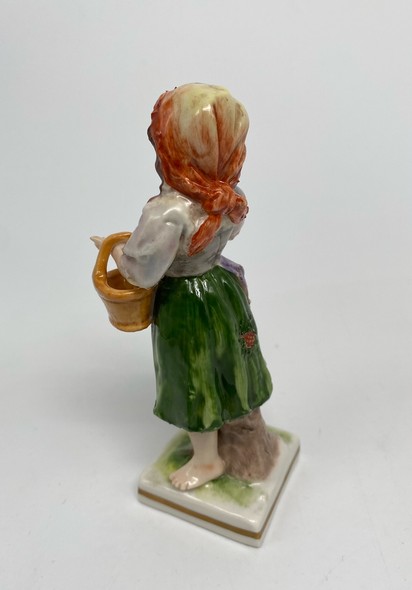 Антикварная статуэтка «Девочка с корзиной»