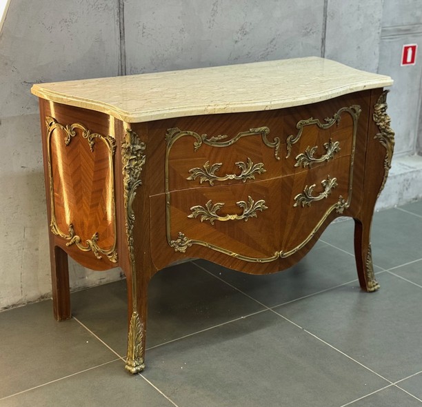 Антикварный комод, Историзм