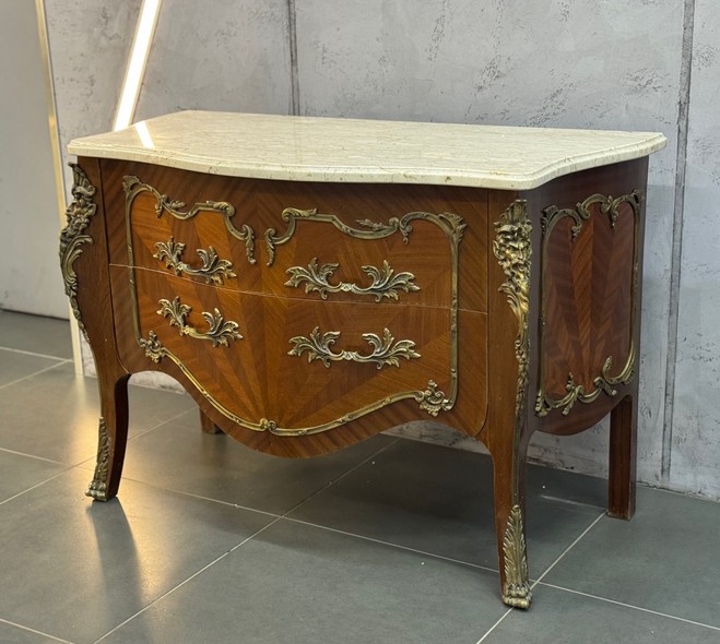 Антикварный комод, Историзм