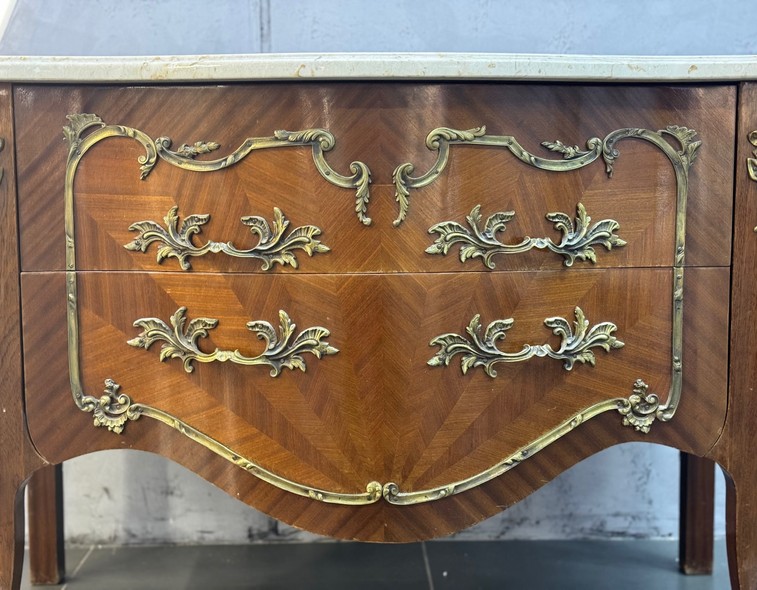 Антикварный комод, Историзм