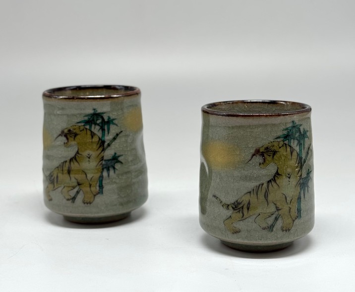 Paired bowls of fu-yunomi