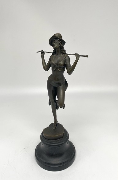 Антикварная скульптура «Девушка с тростью»