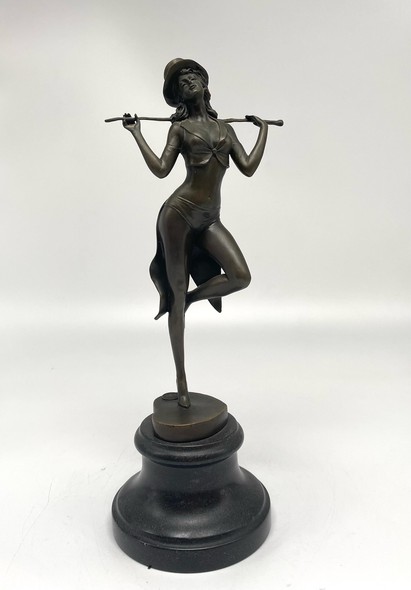 Антикварная скульптура «Девушка с тростью»