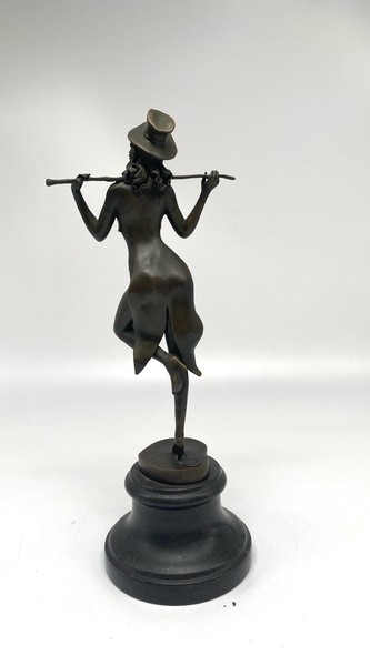 Антикварная скульптура «Девушка с тростью»