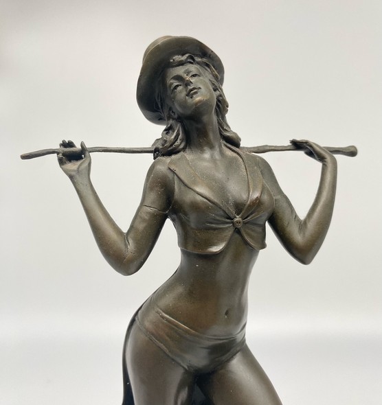 Антикварная скульптура «Девушка с тростью»