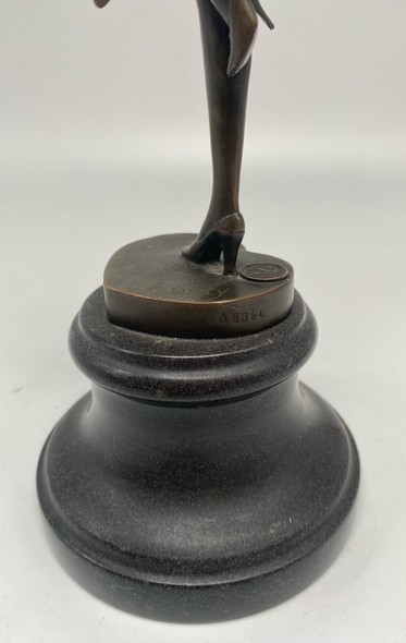 Антикварная скульптура «Девушка с тростью»