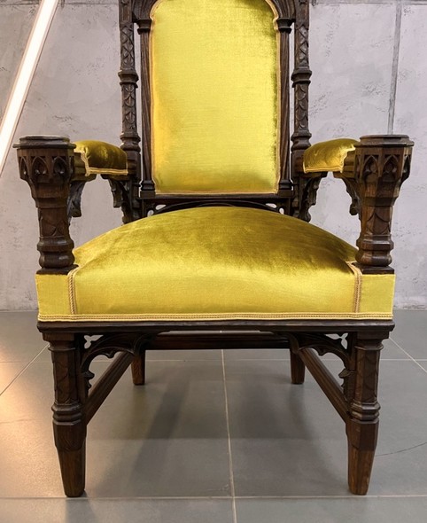 Antique armchair
in gothic style