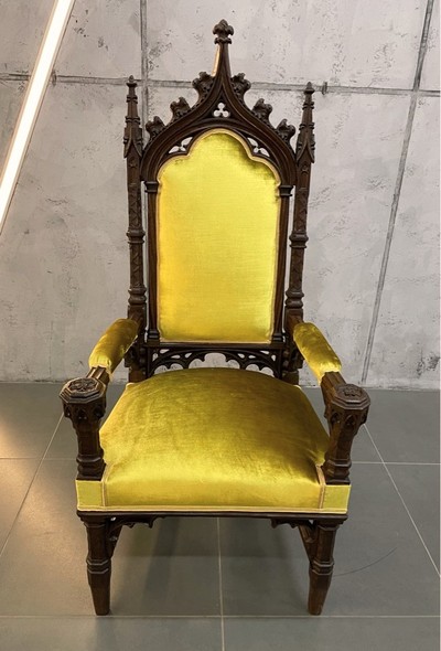 Antique armchair
in gothic style