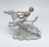 Антикварная фигурка «Обнаженная на коне»