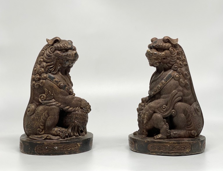Antique paired sculpture "Dogs Fo"