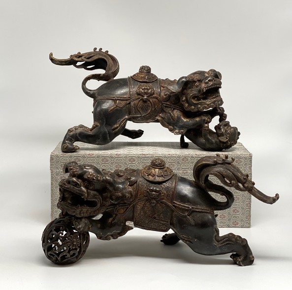 Antique paired sculpture "Dogs Fo"