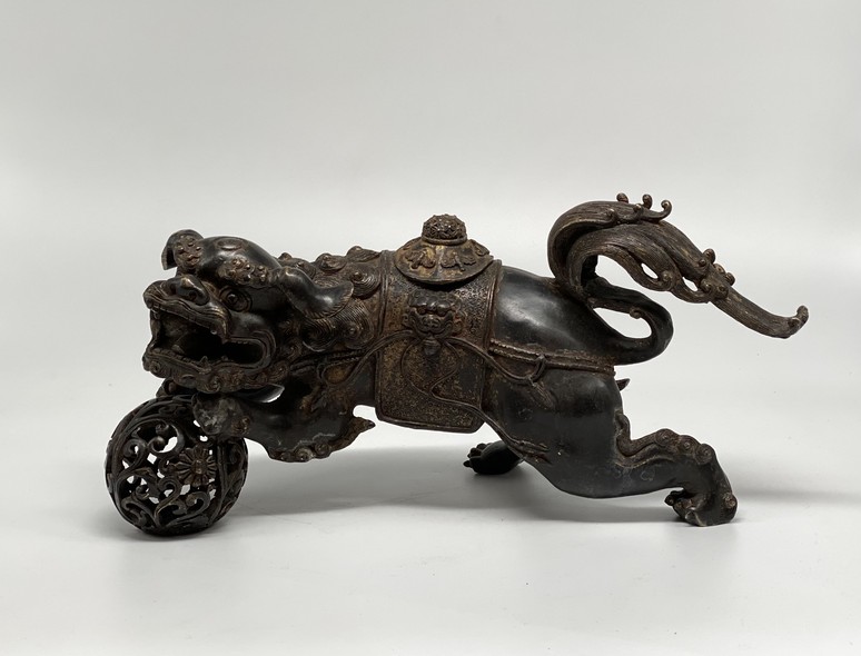 Antique paired sculpture "Dogs Fo"